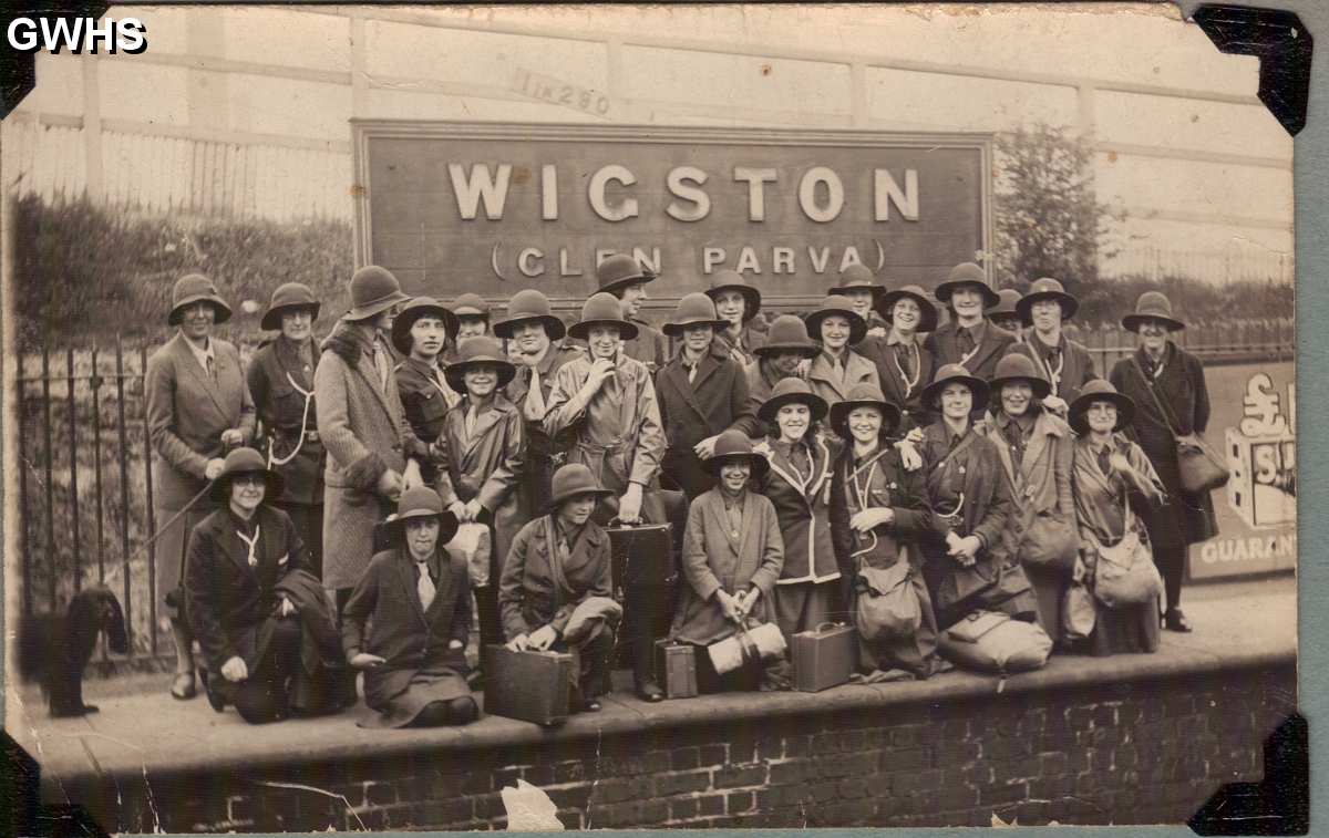 25-049 1st Wigston and Countesthorpe Guides off to Camp in North Wales from Glen Parva Station c 1935