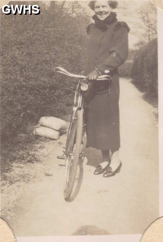 25-080 Mabel Henshaw in Long Lane outside the Wigston Laundry circa 1935