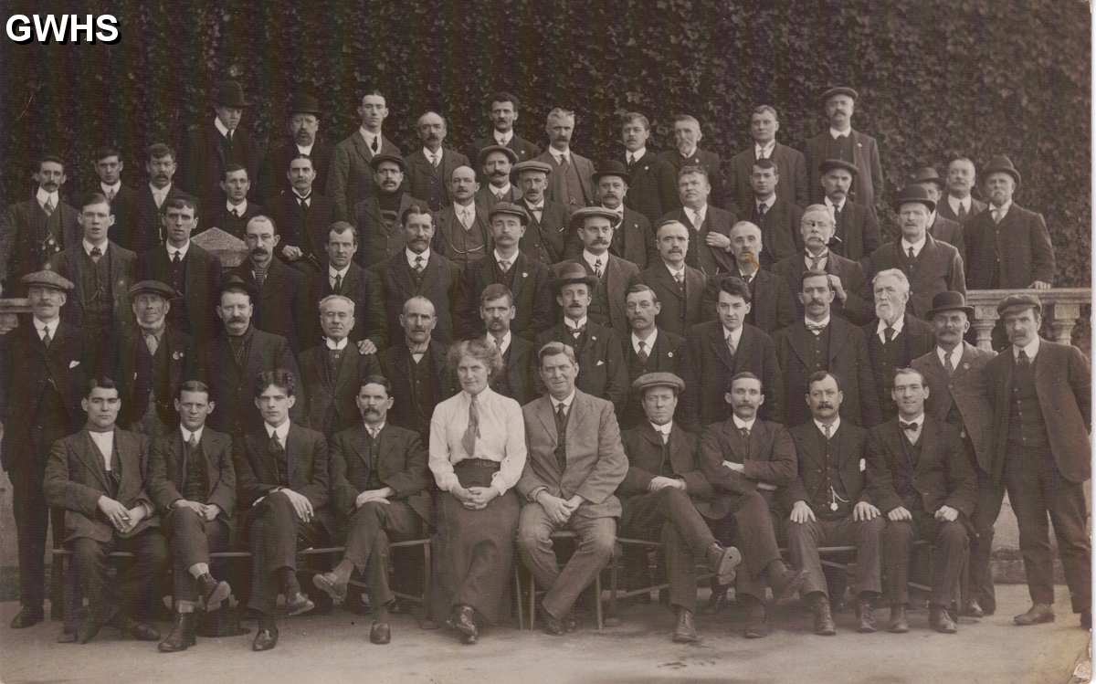 25-093 Group of the members of the Greater Wigston Working Mens Club Long Street Wigston Magna