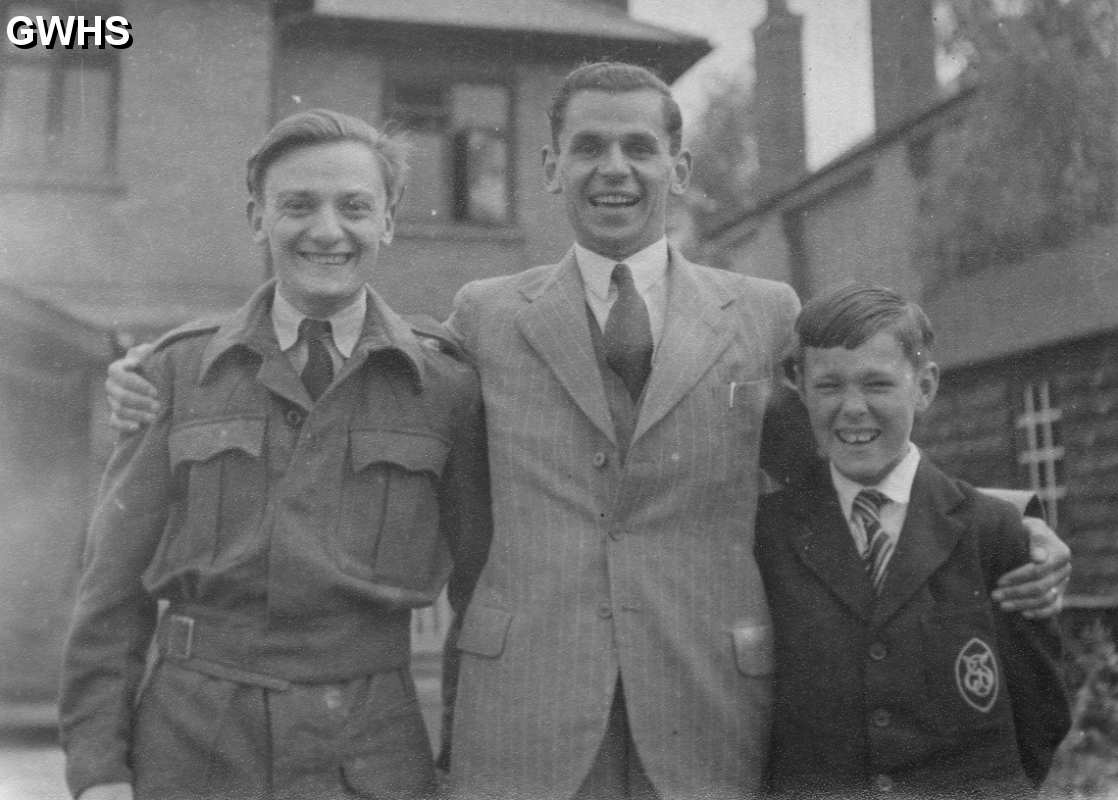 29-173 Eric George, Donald Percy and Barried Edward Forryan in Wigston c 1947