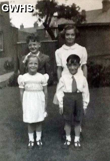 31-157 Barbara Grant (Guest) Paul, Brian & Julie Barnes circa 1956 97 Leicester Road Wigston Magna