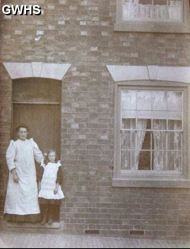 31-177 Edith Allen nee mawby with Edith Lilian Allen outside 20 moat street Wigston Magna