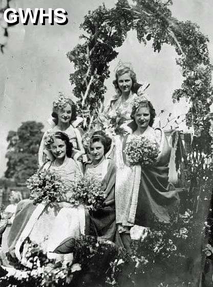 32-143a Carnival Queen Parade Wigston circa 1946