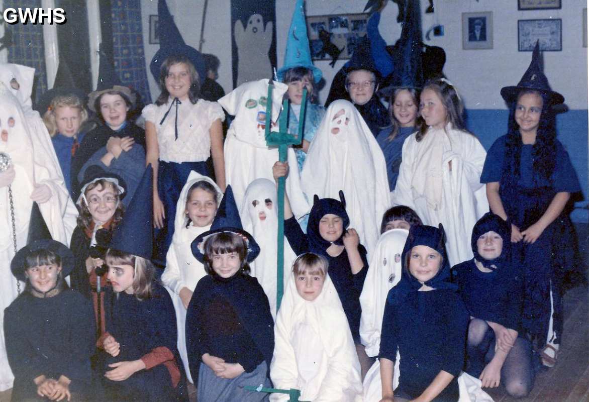 32-400 Brownies Halloween Party Poplars Community Centre Carlton Drive Wigston 1974