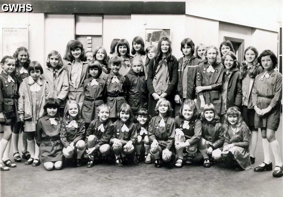 32-458 Wigston Brownies on trip to Skegness 1976