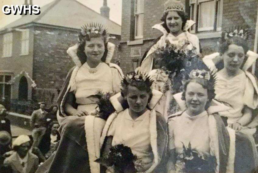32-516 Irene Bellis Queen, Margaret Woodward,Jean Goodman,Ida Read, Mrs Cartwright taken in Central Ave Wigston war years