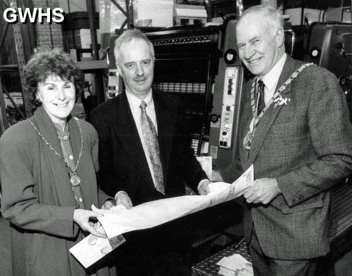 32-527 March 1994. Duncan Lucas, visits Chartwell Press on Chartwell Drive