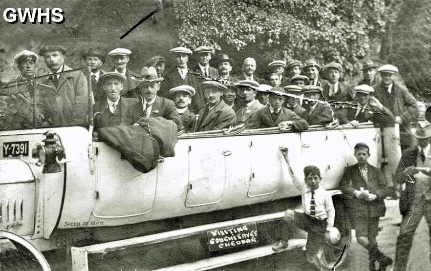 32-560 Outing to Goughs Cave for WWI service men