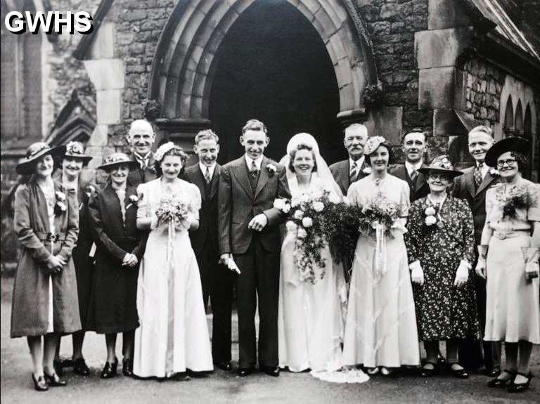 32-589 Wedding of Mabel Henshaw and Ken Pinder All Saints Church Wigston Magna