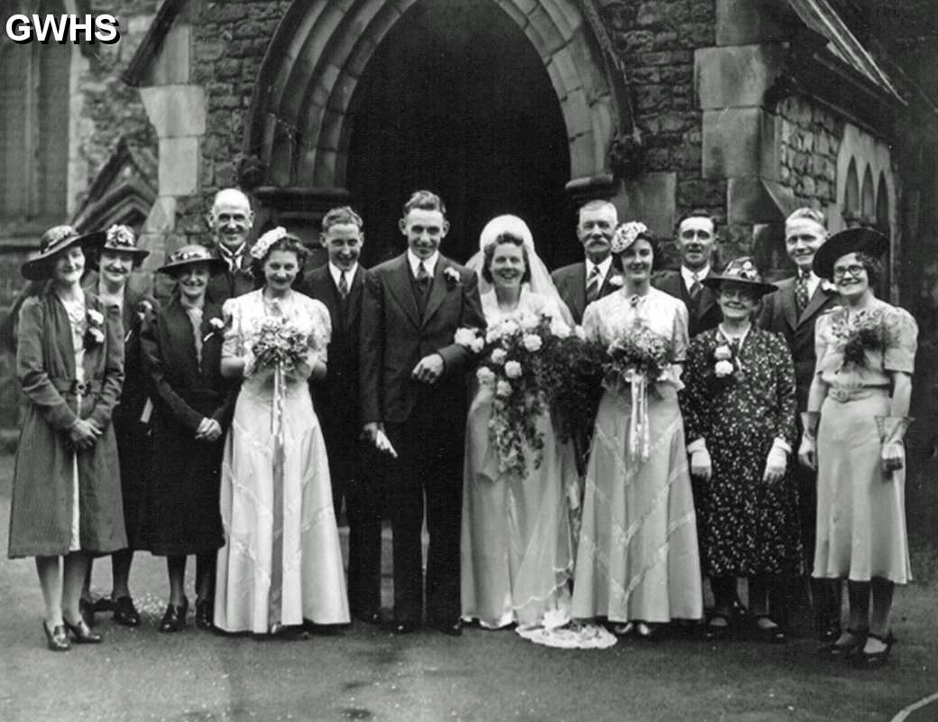 34-564 Mabel Henshaw lived on Moat Street, she married Ken Pinder Married at All Saints Church June 1940