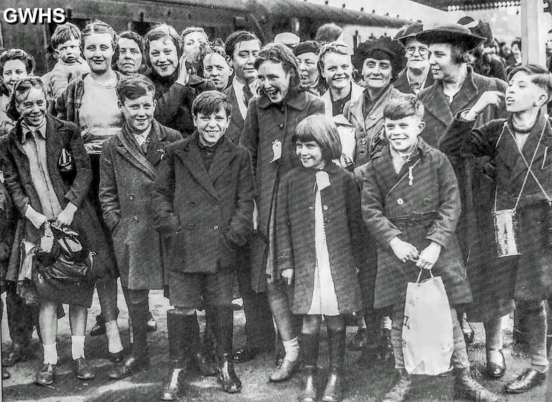34-672 London evacuees on their arrival at Wigston in October 1940.