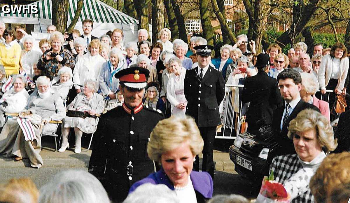 34-689 Princess Diana opening the Menphys Centre Launceston Road 1990