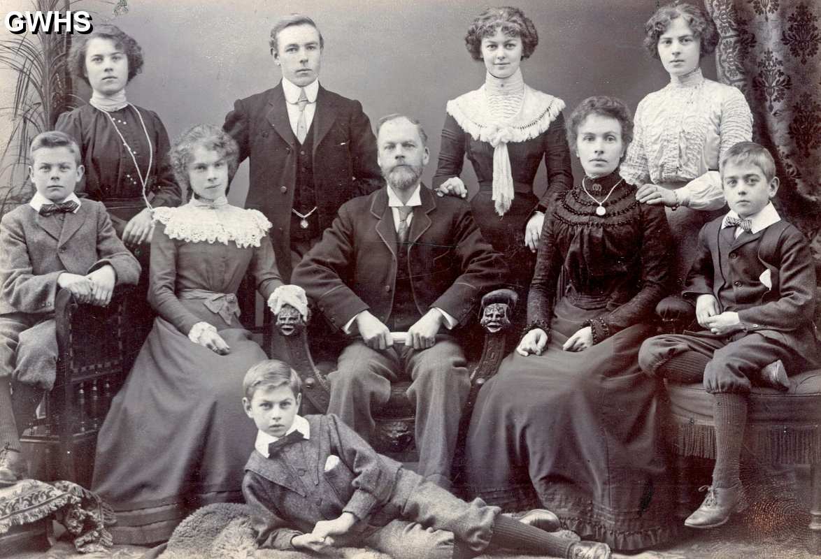 35-860a Abraham Forryan & Family Wigston Magna c1900 - moved to Nottingham