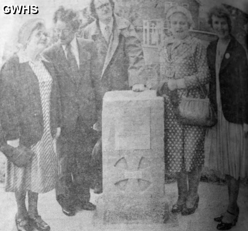35-934 memorial to Len Phillips 1982 Busloe End Wigston Magna