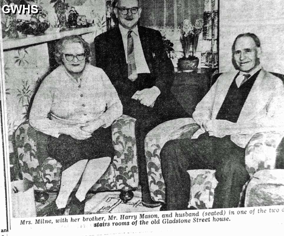39-501 Mrs Milne and husband with Harry Mason at the old cottage in Gladstone Street Wigston Magna