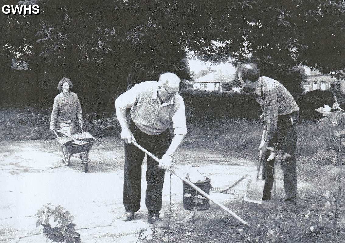 39-589 Darryl Tayor Smith with spade and Maureen Carter with the wheelbarrow working on the corner of Bushloe End and Launceston Road Wigston Magna