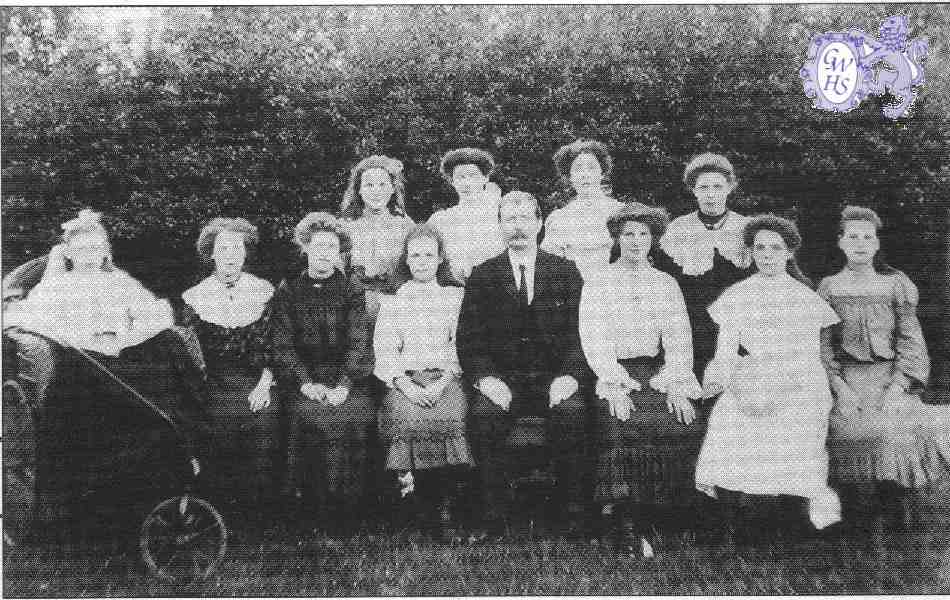 22-080 Wesleyan chapel Sunday school class with Mr R Kind circa 1910 South Wigston