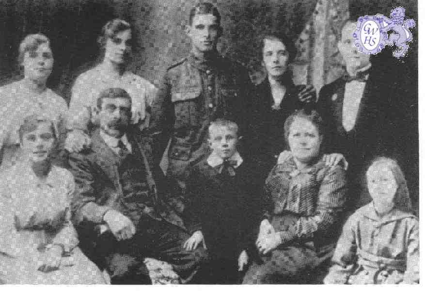 24-062 The Brown family of Garden Street South Wigston  c 1918