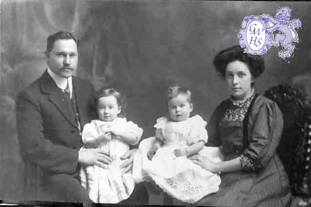 31-217 Moses Allen police officer with wife Nellie and children