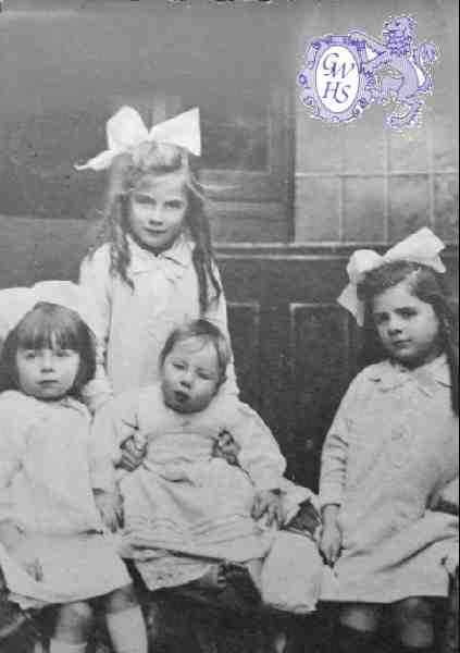 31-255 The Green children Hetty, Ivy and Arthur circa 1923