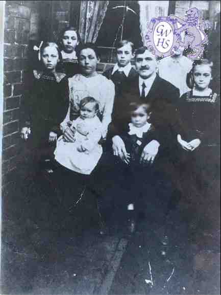 32-061 The Bown family of Canal Street South Wigston around 1915.
