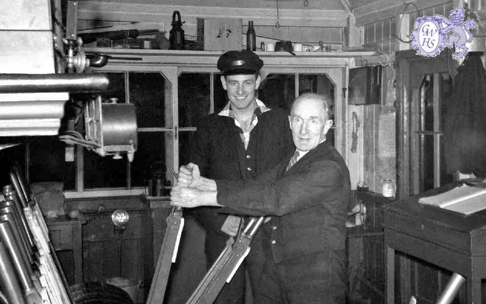 32-329 Tony and Albert Signalmen at South Wigston Station in 1958