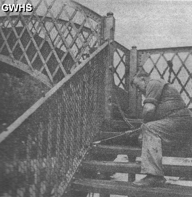 22-466 Demolition of the passenger footbridge at South Wigston Railway station 1967 