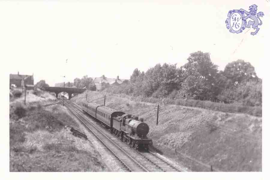 7-129 Passenger train through South Wigston