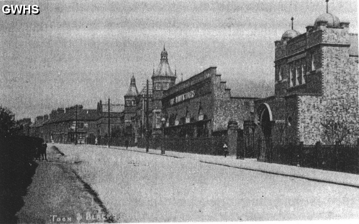 15-039 Shop Corner and row of terraced houses  and Toon & Black factory Saffron Road South Wigston