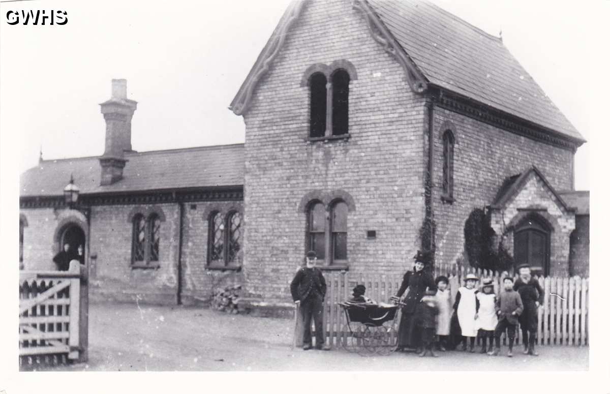 32-571 Station Wigston Magna circa 1880