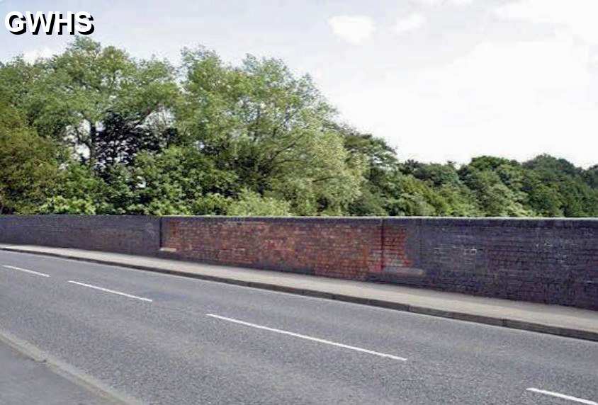 33-312 Spion Kop bridge showing the blocked off entrance to Wigston Magna station