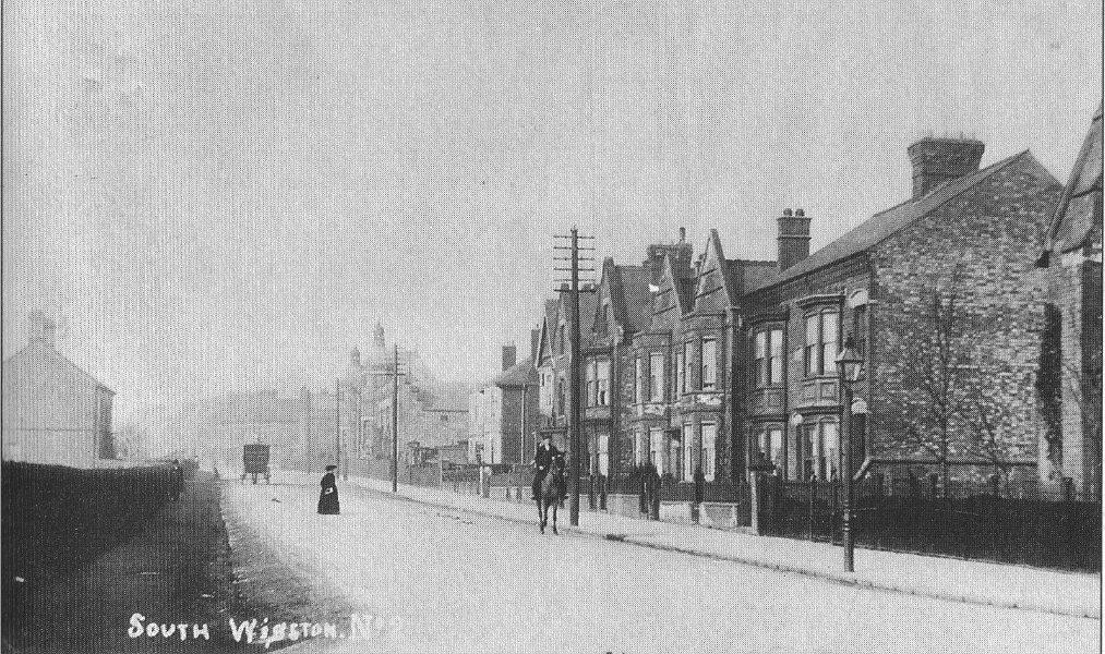 22-061Saffron Road circa 1906 behind the hedge on the left is the Wigston Junction Brick Yard
