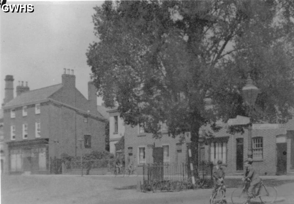 23-020  The Bank at the top of Bell Street Wigston Magna circa 1935 - The fountain commemorates 1897 Jubilee
