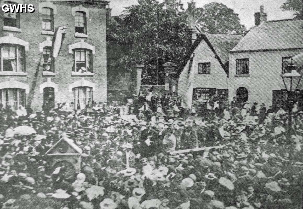 29-376 Mr S D Pochin presenting the drinking fountain to Wigston. Scene is taken on the Bank.