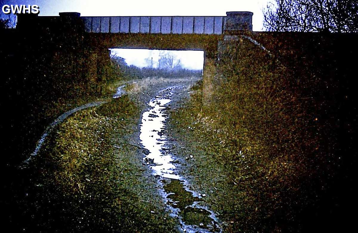 31-317 Canal empty in 1976 and railway bridge near Crow Mills
