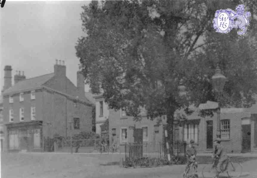 23-020  The Bank at the top of Bell Street Wigston Magna circa 1935 - The fountain commemorates 1897 Jubilee