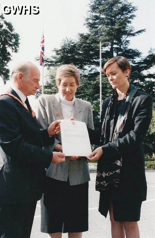 42-096 Derek Vann O&WBC Lord Mayor on left of picture