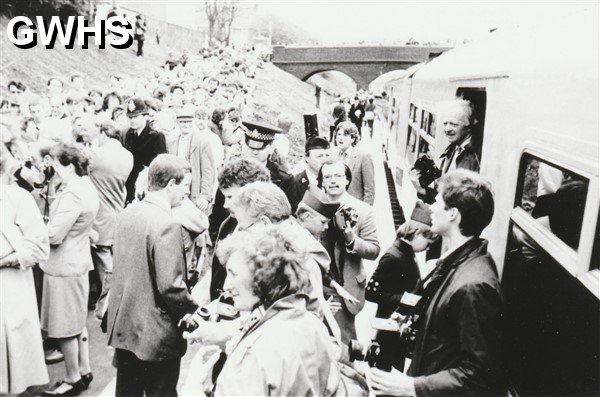 39-008 VIP's for opeing of Wigston Glan Parva Station 1986