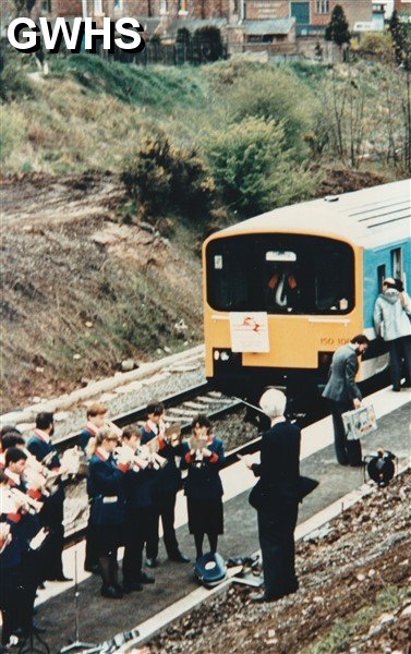 39-015 VIP's for opening of Wigston Glan Parva Station 1986