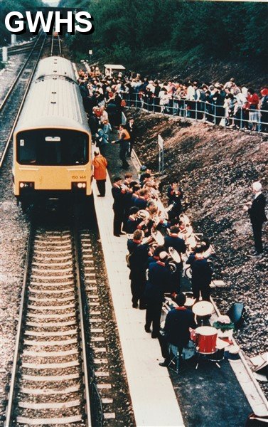 39-018 VIP's for opening of Wigston Glan Parva Station 1986