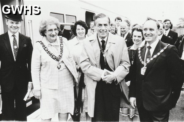 39-020 VIP's for opening of Wigston Glan Parva Station 1986