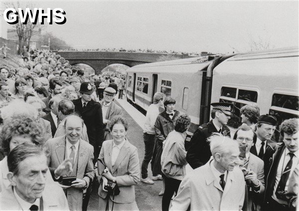 39-021 VIP's for opening of Wigston Glan Parva Station 1986