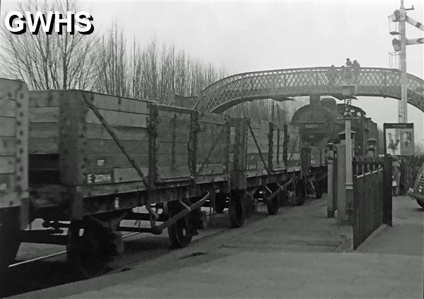 39-114 Wigston South station goods train 0-6-0 No 43977 crossing the Blaby Road in 1961
