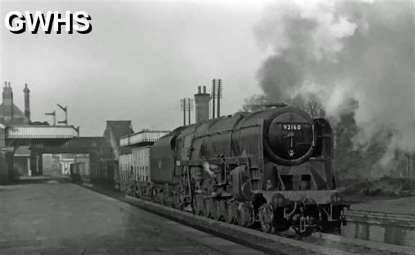 39-115 BR Standard class 9F 2-10-0 No 92160 through Wigston Magna station