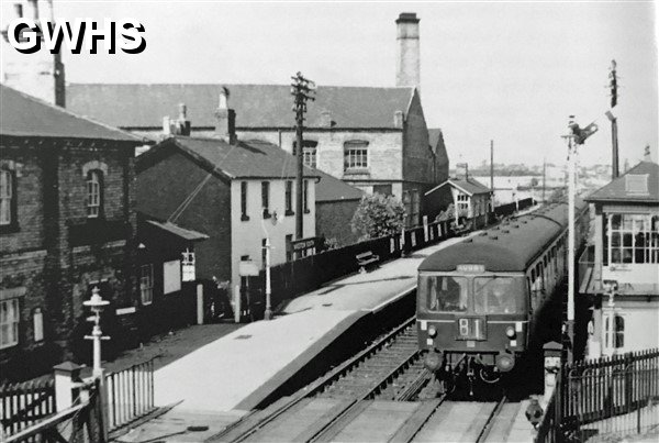 39-147 A DMU passing through Wigston South station in the early 1950's