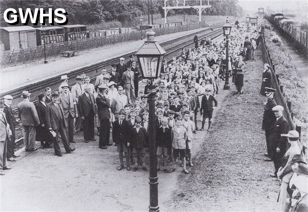 26-436 1939-40 rehearsal for evacuee children arrivals at Wigston Magna Station