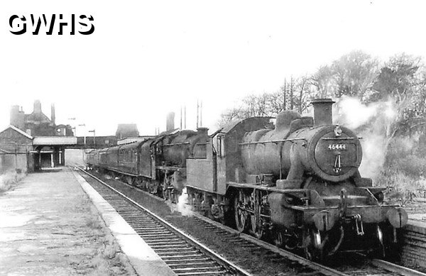 30-265 2MT No 46444 and Class 5 No 44690 at Wigston Magna, 26.11.60.