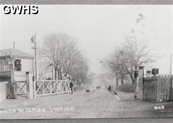 35-987 Level Crossing at Wigston South Station c 1905