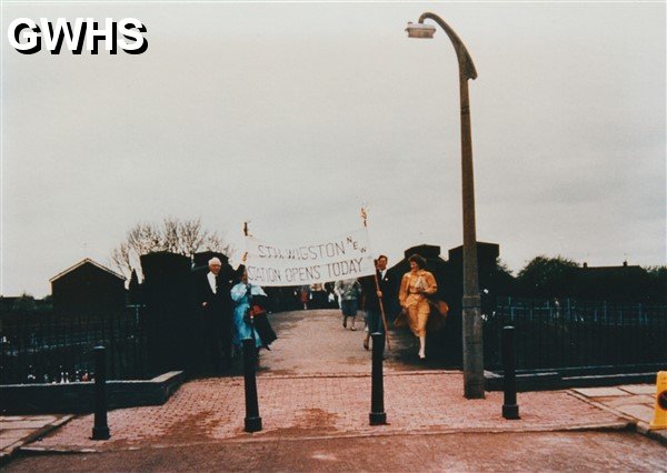 35-998 VIP's arriving for Glen Parva Station opeing 1986