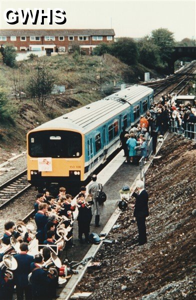35-999 VIP's arriving for Glen Parva Station opeing 1986